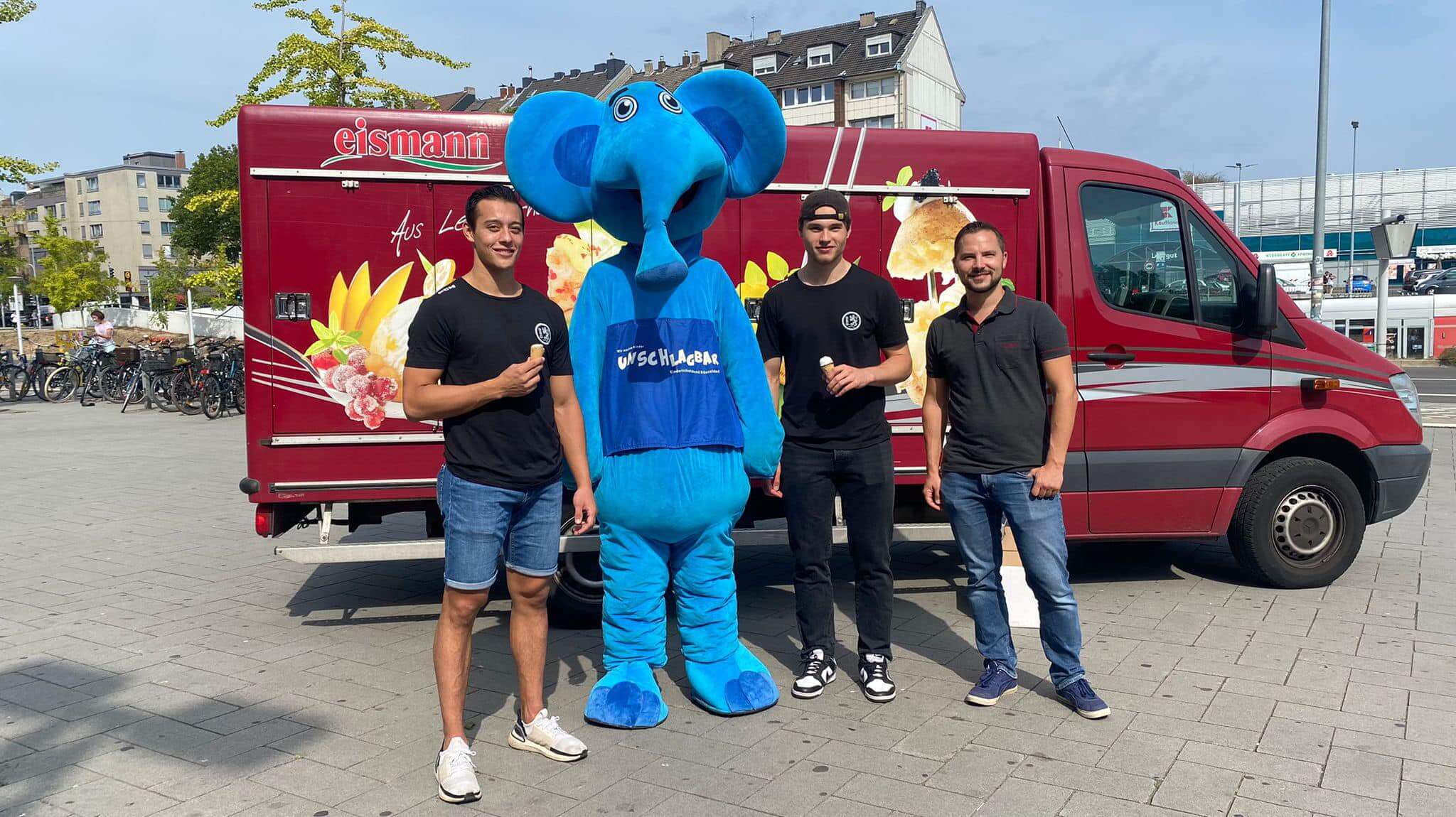 DEG-Spieler, Eismann und der Kinderschutzbund Düsseldorf verteilten Eis