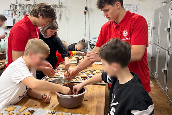 Keksebacken in der Bäckerei Hinkel